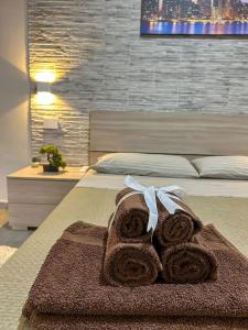 a pile of towels sitting on top of a bed at CAMARDA SUITE in Bernalda
