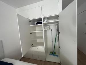 普罗旺斯艾克斯Le Nid des Cardeurs studio cosy centre historique的有白色橱柜和绿色拖把的房间