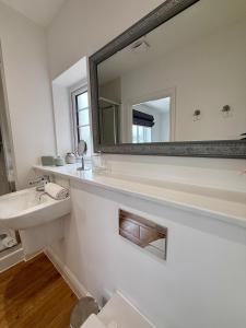 Koupelna v ubytování Stylish 3BR Cardiff Home Balcony, Garden, Free Parking and EV Charging + 41 fotografií