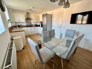 Kuchyň nebo kuchyňský kout v ubytování Stylish 3BR Cardiff Home Balcony, Garden, Free Parking and EV Charging