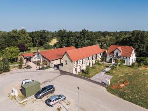 eine Aussicht über ein Haus mit auf einem Parkplatz geparkt in der Unterkunft Duplex à Duppigheim à 20 min du marché de Noël in Duppigheim + 10 Fotos