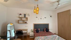 Ένα ή περισσότερα κρεβάτια σε δωμάτιο στο The Cozy Stay Entire 1BHK Apartment Sec 168 Golden Palms