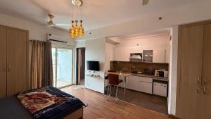 Η κουζίνα ή μικρή κουζίνα στο The Cozy Stay Entire 1BHK Apartment Sec 168 Golden Palms +98 φωτογραφίες