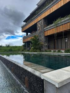 una piscina frente a un edificio en Apartment in flic en Flac, en Flic en Flac