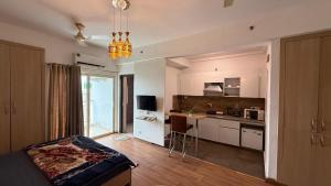Η κουζίνα ή μικρή κουζίνα στο The Cozy Stay Entire 1BHK Apartment Sec 168 Golden Palms