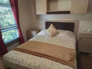 洛斯托夫特Sleep4 Cabin - Self-Checkin Free Parking PetOK的小卧室配有带枕头的床