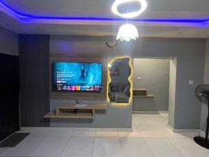 Телевизор и/или развлекательный центр в TWO BEDROOM MODERN LUXURY APARTMENT Ibadan