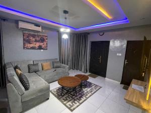 Гостиная зона в TWO BEDROOM MODERN LUXURY APARTMENT Ibadan