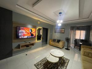 Телевизор и/или развлекательный центр в TWO BEDROOM MODERN LUXURY APARTMENT Ibadan