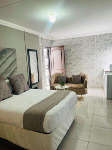 Gallery image of M2B guest lodge - Mum to be spa in Mahikeng