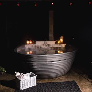 Foto de la galeria de The Getaway - The Hen Harrier - Luxury Glamping Cabin with Hot Tub a Dungarvan