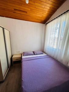 A bed or beds in a room at Izgen Bungalows