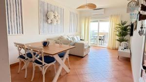 eine Küche und ein Wohnzimmer mit Tisch und Stühlen in der Unterkunft Mar à Vista Lagos in Lagos