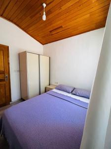 A bed or beds in a room at Izgen Bungalows