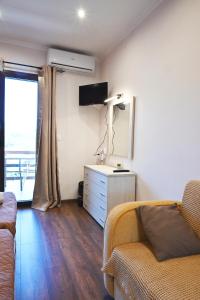 Μια τηλεόραση ή/και κέντρο ψυχαγωγίας στο Maria Apartments - Roumanis