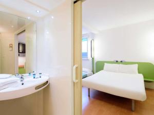 Ein Bett oder Betten in einem Zimmer der Unterkunft Ibis Budget Bilbao Arrigorriaga