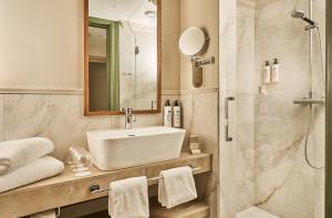 ein Badezimmer mit Waschbecken und Dusche in der Unterkunft Hotel Ullensvang in Lofthus