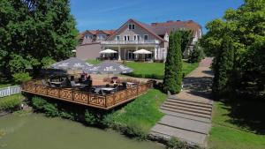 Vonkajšia záhrada v ubytovaní Hotel Chabrowy Dworek