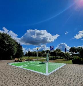 Tenis alebo squash v ubytovaní Hotel Chabrowy Dworek alebo jeho okolí