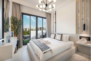 Voodi või voodid majutusasutuse Elegant 4BR Villa, Luxury Pool Retreat, Joy, Arabiana Ranches 3 toas