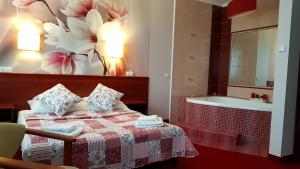 Posteľ alebo postele v izbe v ubytovaní Hotel Chabrowy Dworek