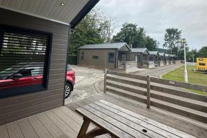 a wooden bench sitting on the side of a building at Inverness Lodge-Sleeps 4-Parking-15 min to centre in Inverness