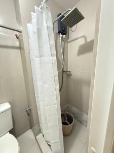 Ένα μπάνιο στο Cozy1BR condo in Mezza 2 Qc with wifi and netflix