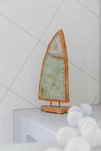 ein kleines steinernes Segelboot auf einem Tisch in der Unterkunft Two-level Modern Apartment with Spacious Terrace - Ideal Place for the Holiday by Noclegi Renters in Wisełka