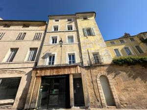 普罗旺斯艾克斯Le Nid des Cardeurs studio cosy centre historique的一座带窗户的大型石头建筑