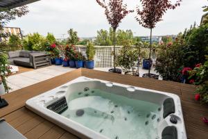 Vonkajšia záhrada v ubytovaní Luxury penthouse with jacuzzi