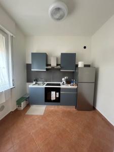 una cucina con lavello e frigorifero di DooR48 a Novara Altre 39 foto