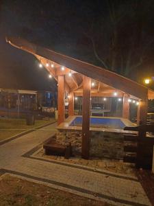 un pabellón con luces encendidas por la noche en Pokój SERCE KRYNICY, en Krynica Morska