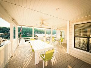 キャンデントンにあるLakefront-4bd3ba-sleeps 12ppの白いテーブルと椅子が置かれたポーチ