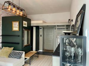 un soggiorno con divano bianco e parete verde di Górska Ostoja w Sokołowsku a Sokołowsko