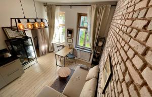 un soggiorno con un divano e un muro di mattoni di Górska Ostoja w Sokołowsku a Sokołowsko