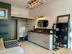 una camera con cucina con lavandino e specchio di Górska Ostoja w Sokołowsku a Sokołowsko