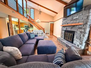 キャンデントンにあるLakefront-4bd3ba-sleeps 12ppのソファと暖炉のあるリビングルーム