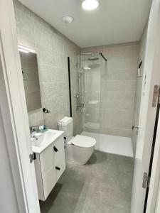 Ένα μπάνιο στο AT Gregal IV +8 φωτογραφίες