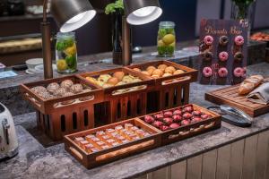 two baskets of fruits and vegetables on a counter at Orange Crystal Qingdao Liaoyang West Road Guoxin Sports Center Hotel in Qingdao +35 photos