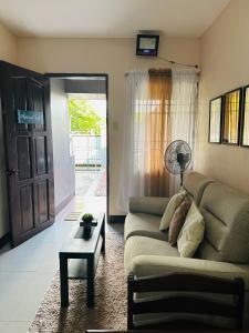 Un lugar para sentarse en UNIT 1 2BR Apartment with Gated and Open Parking