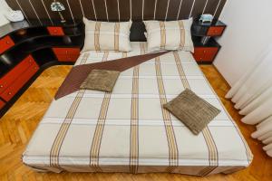 un letto matrimoniale con due cuscini sopra di Apartments Ružić a Spalato (Split)