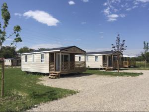 een rij stacaravans op een onverharde weg bij Camping du canal in Kembs