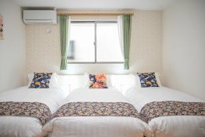 Postel nebo postele na pokoji v ubytování 大阪梅田淀川花民宿101套房