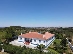 una vista aérea de una casa blanca con techo rojo en Quinta do Cota, en Montemor-o-Novo