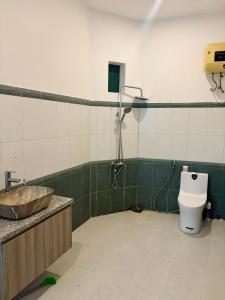 un bagno con lavandino e WC di June Homestay a Hue