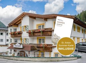 budynek z znakiem przed nim w obiekcie Arlen Lodge Hotel inkl Premium Karte im Sommer w mieście Sankt Anton am Arlberg