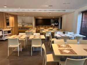 Reštaurácia alebo iné gastronomické zariadenie v ubytovaní Apartamentos La Solana