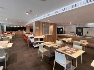 Reštaurácia alebo iné gastronomické zariadenie v ubytovaní Apartamentos La Solana