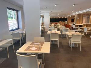 Reštaurácia alebo iné gastronomické zariadenie v ubytovaní Apartamentos La Solana