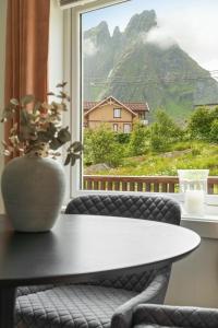 Nespecifikovaný výhled na hory nebo výhled na hory při pohledu z prázdninového domu